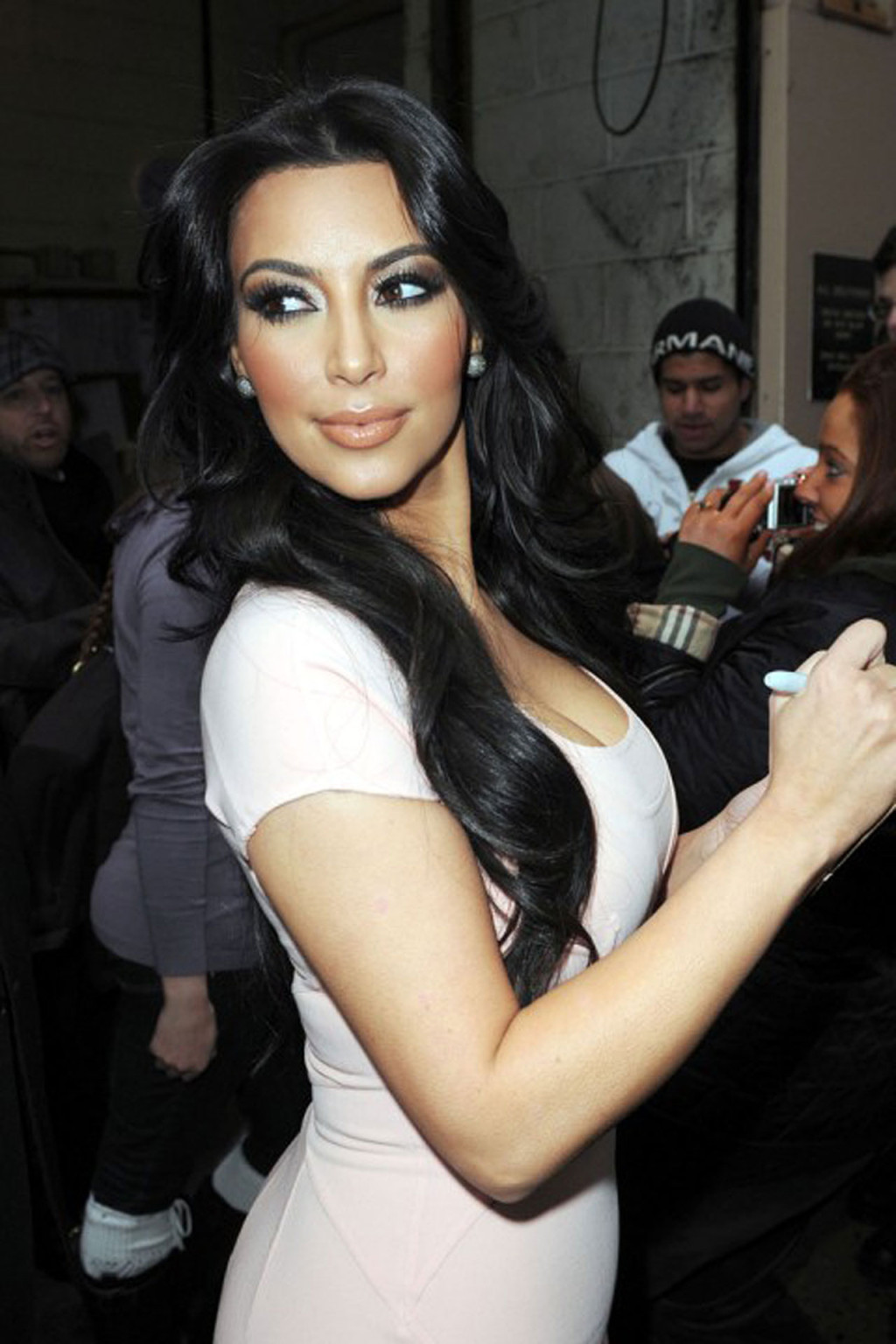 Kim kardashian exponiendo sus enormes tetas y su culo sexy
 #75320179