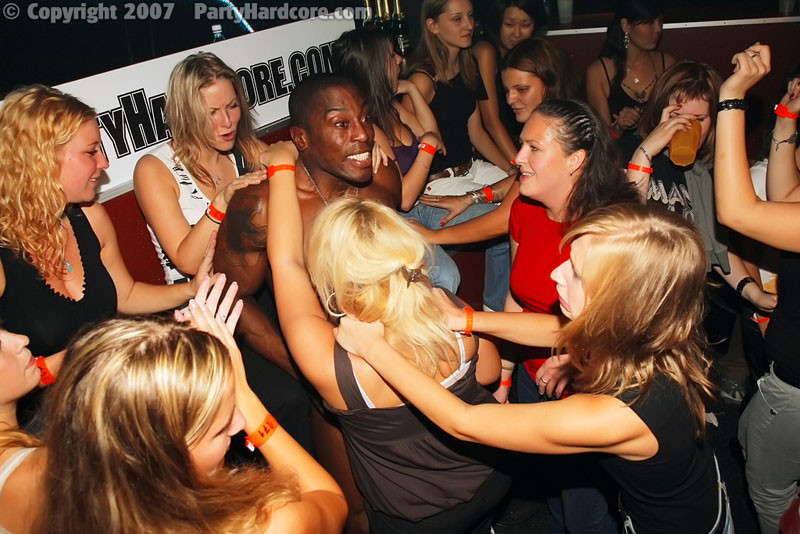 Des filles amateurs se font baiser par des strip-teaseurs lors d'une fête.
 #76807631