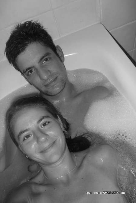 ホットなラティーナカップルがシャワーを浴びて、一緒に裸で自撮りする
 #67286584