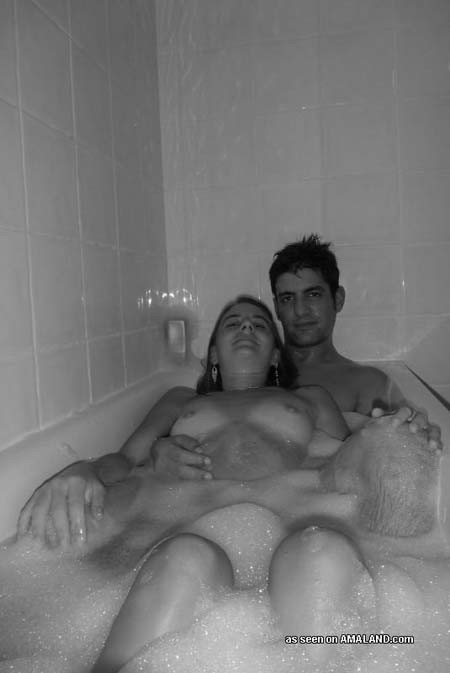 Coppia latina calda che fa la doccia e si fotografa nuda insieme
 #67286605