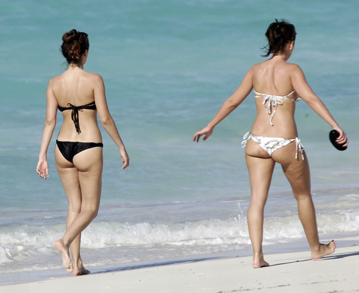 Kelly Brook topless and bikini beach paparazzi pictures #75440621