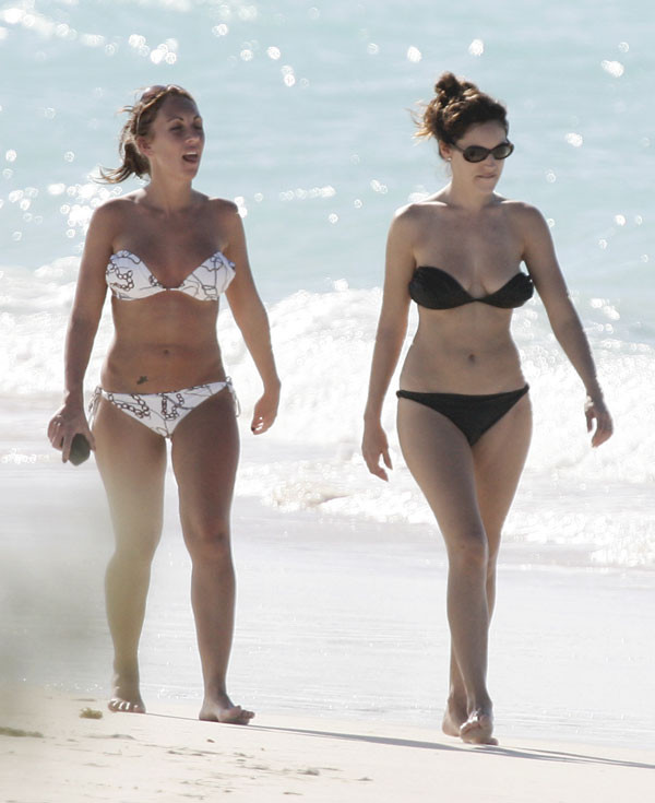 Kelly Brook in topless e in bikini sulla spiaggia foto dei paparazzi
 #75440709