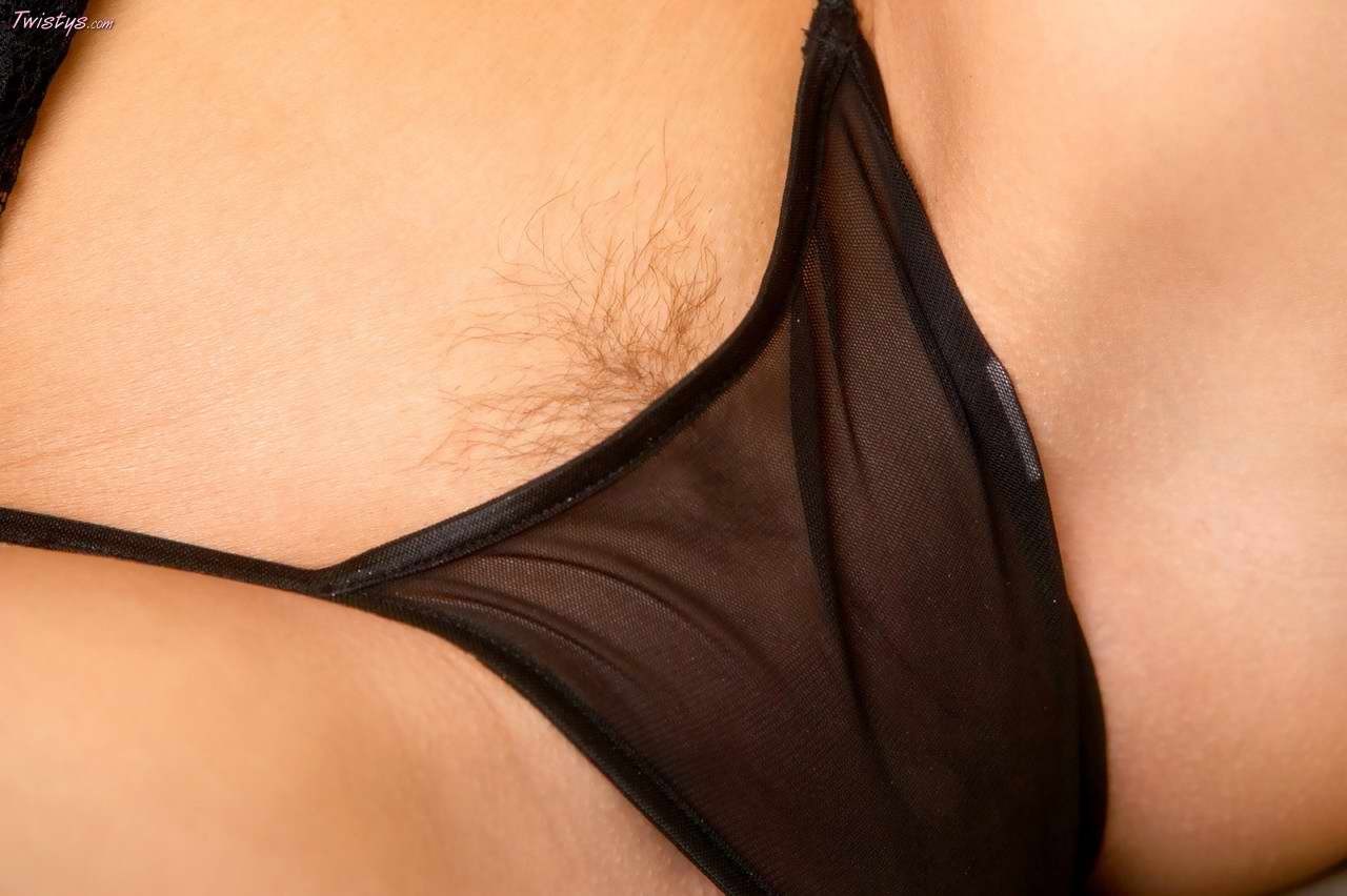 Une beauté en lingerie qui se doigte la chatte sur le canapé
 #73851315