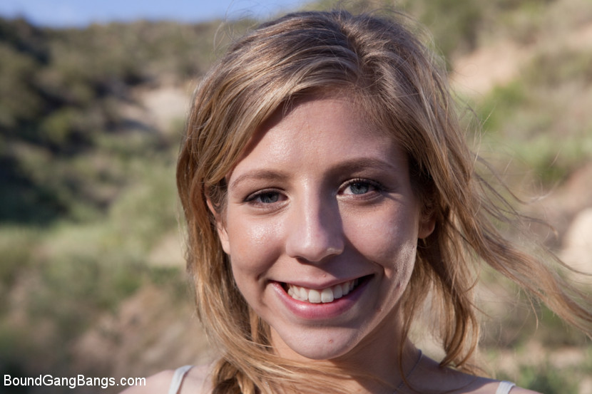 Bobby und cheryl machen einen tagesausflug in den tujunga canyon in la, wo sie auf einem isolat
 #68616642