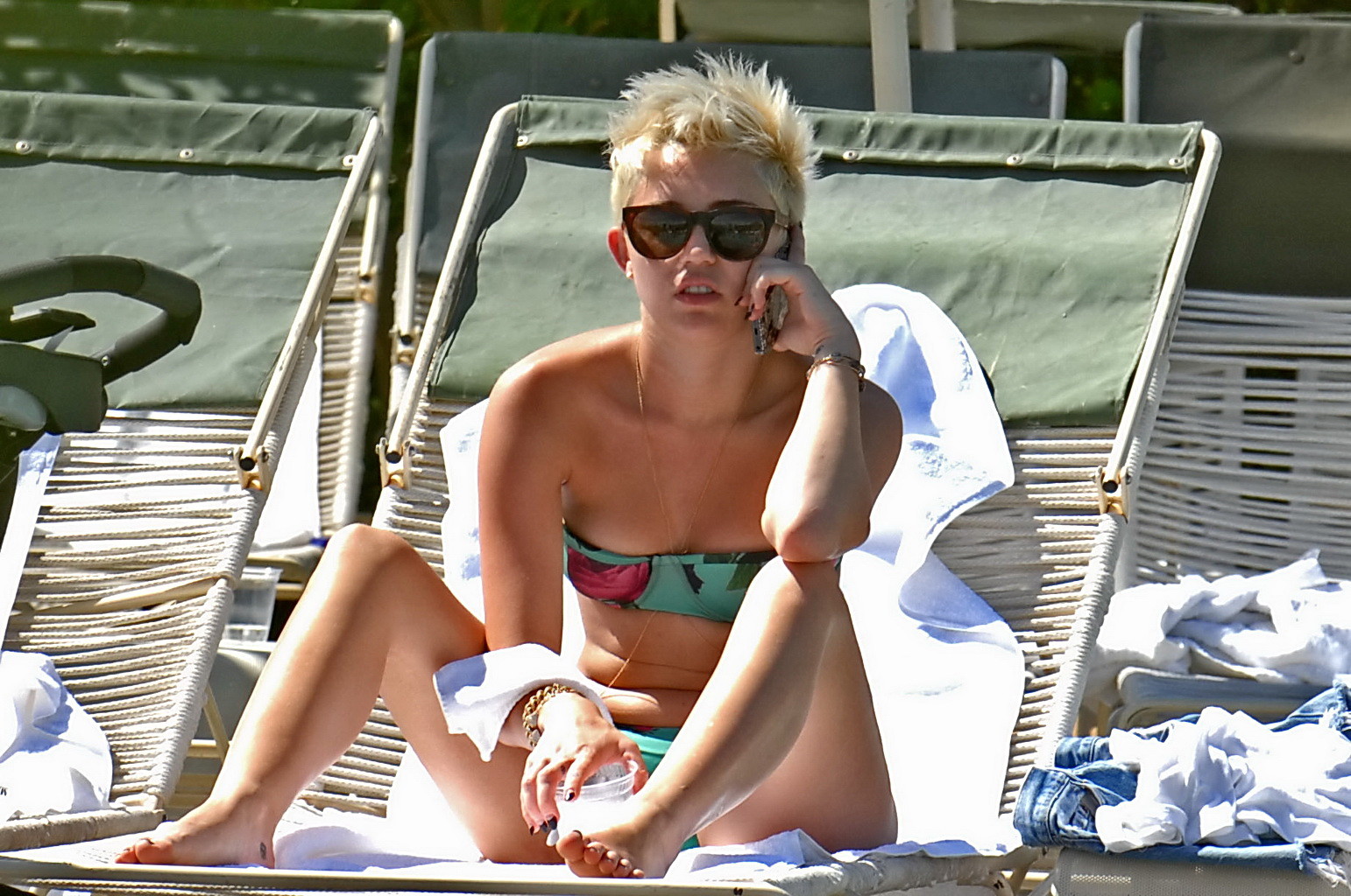 Miley Cyrus indossa un bikini floreale a bordo piscina al Palm Desert Hotel di Palm Spr
 #75238559