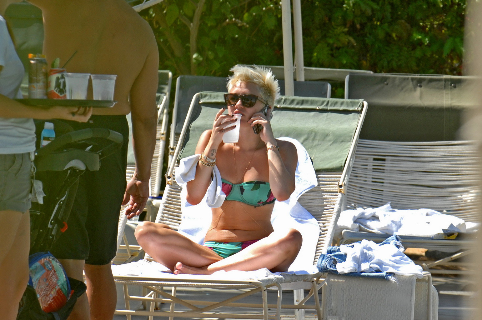 Miley cyrus luciendo un bikini de tubo floral junto a la piscina en el hotel palm desert en palm spr
 #75238565