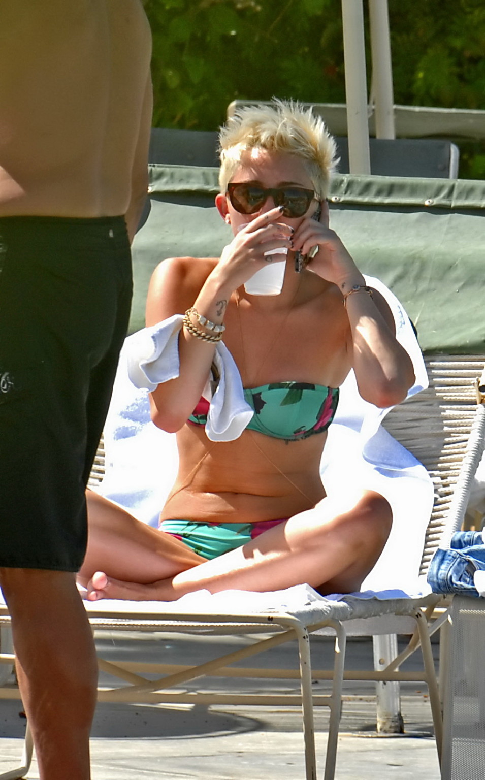 Miley cyrus luciendo un bikini de tubo floral junto a la piscina en el hotel palm desert en palm spr
 #75238604