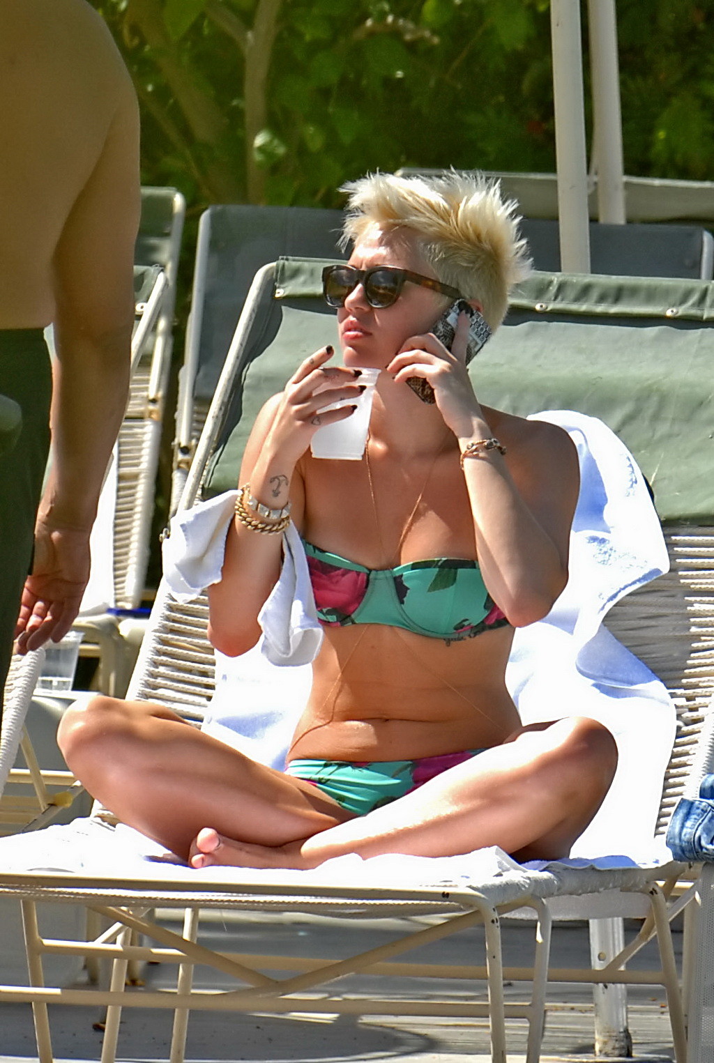 Miley Cyrus trägt einen geblümten Röhrenbikini am Pool des Palm Desert Hotels in Palm Spr
 #75238631