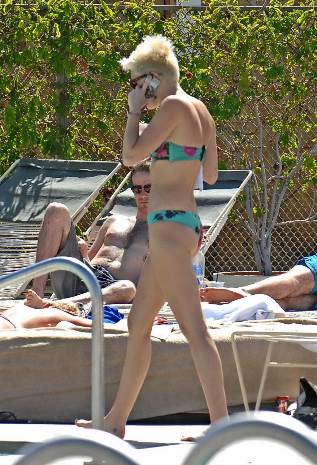 Miley cyrus luciendo un bikini de tubo floral junto a la piscina en el hotel palm desert en palm spr
 #75238655