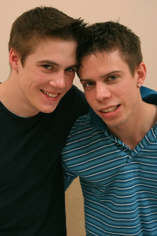 Due giovani gemelli gay fanno pompini e sesso
 #76986888