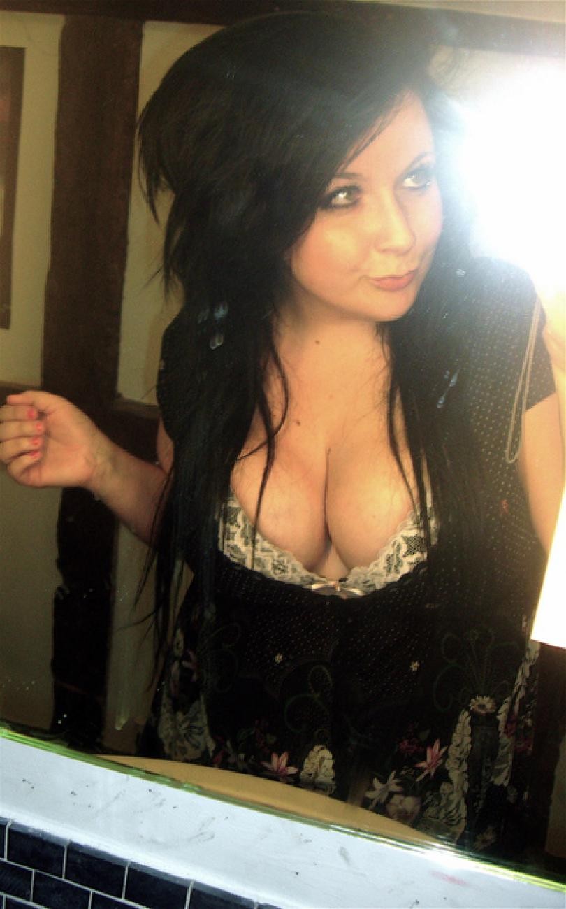 Bilder von einem College-Cutie mit riesigen Titten und engem Arsch
 #77129199