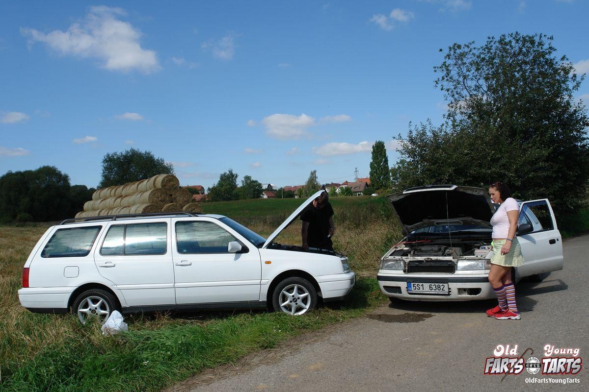 Joven tetona follando con un abuelo gruñón al aire libre
 #78606411