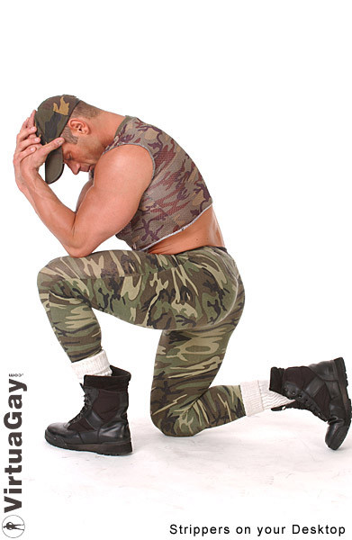 Muskulöser Kerl posiert nackt
 #77001359