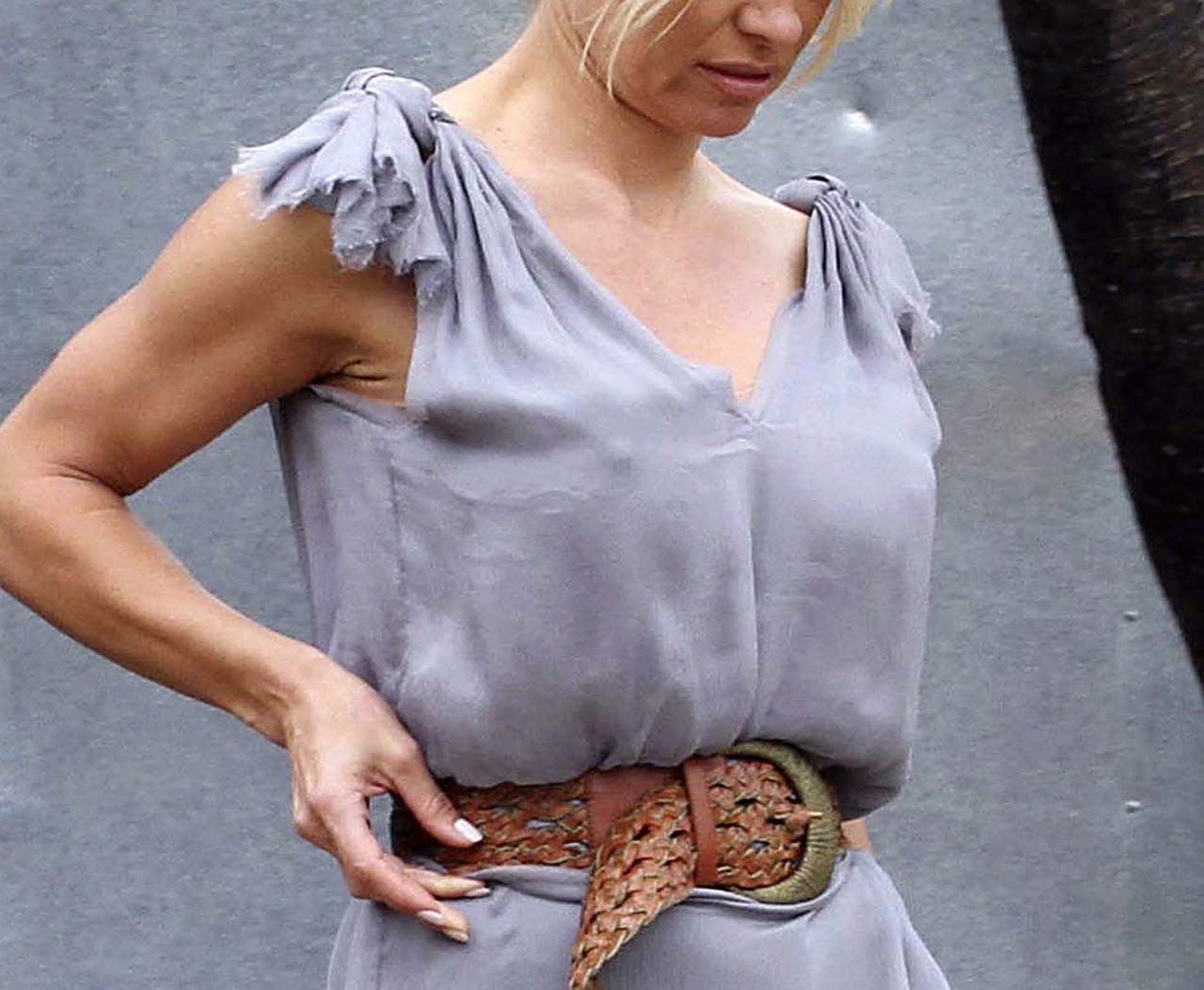 Pamela Anderson zeigt ihre wunderbaren Beine im Minirock Paparazzi-Bilder
 #75310421