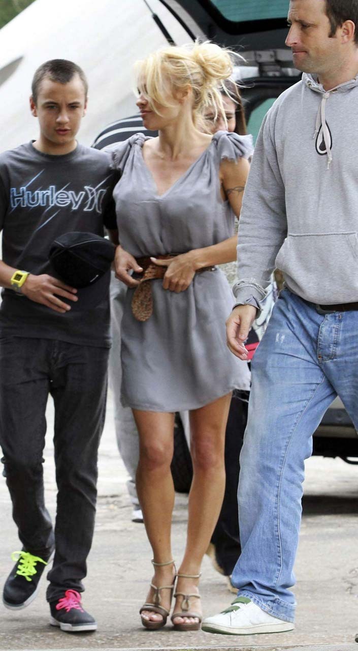 Pamela Anderson che mostra le sue gambe meravigliose in mini gonna foto paparazzi
 #75310435