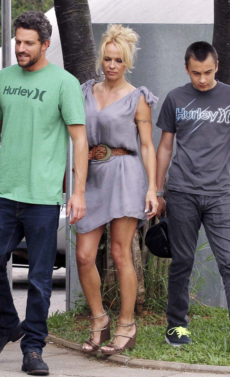 Pamela Anderson zeigt ihre wunderbaren Beine im Minirock Paparazzi-Bilder
 #75310441