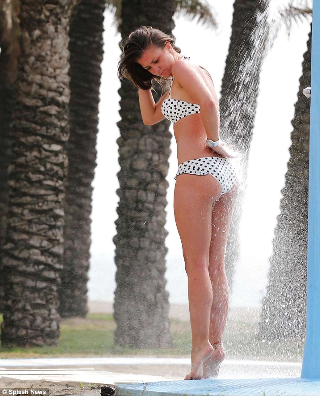 Brooke vincent guardando molto caldo e sexy in bikini in piscina
 #75228940