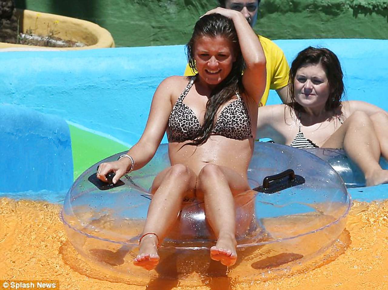 Brooke vincent sieht sehr heiß und sexy im Bikini am Pool aus
 #75229028