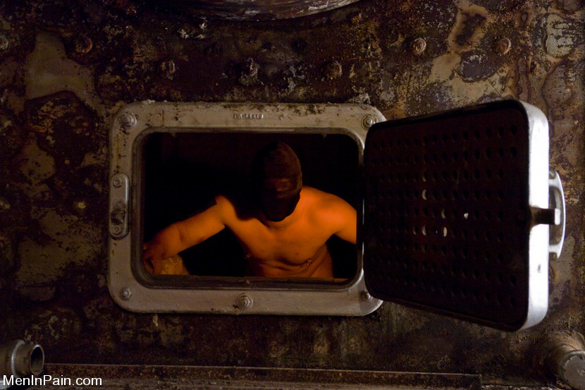 Matrisse madeline entrena al esclavo del sótano en bdsm duro
 #72023905