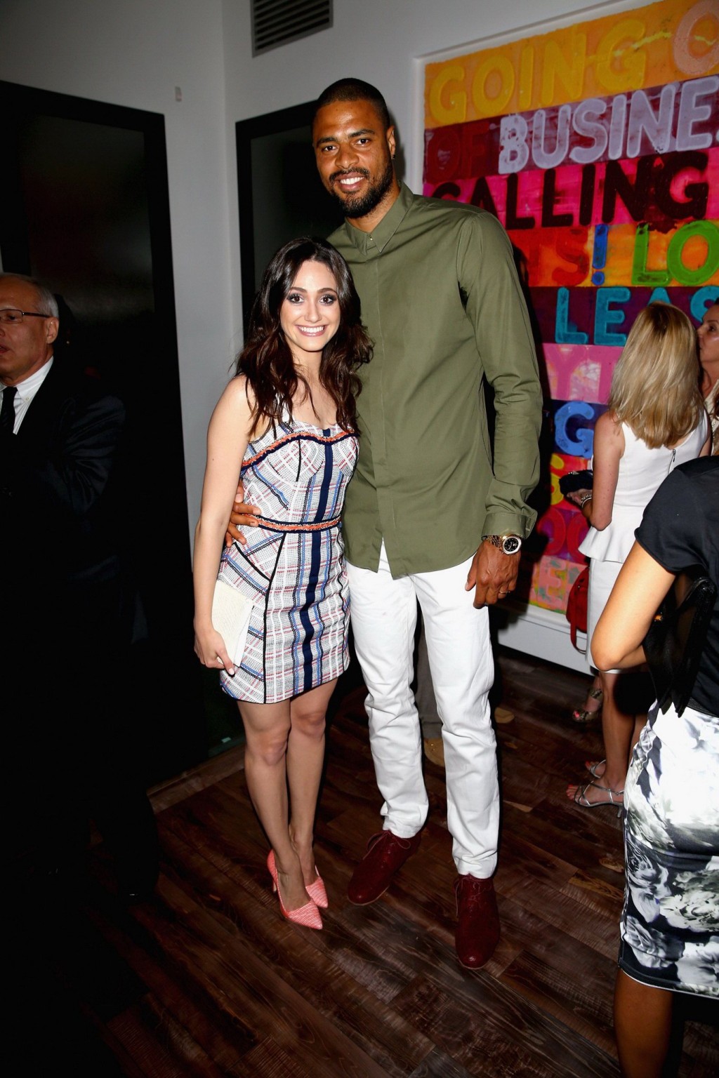 Emmy rossum con un mini vestido de colores en la fiesta de verano de delta air lines
 #75221445