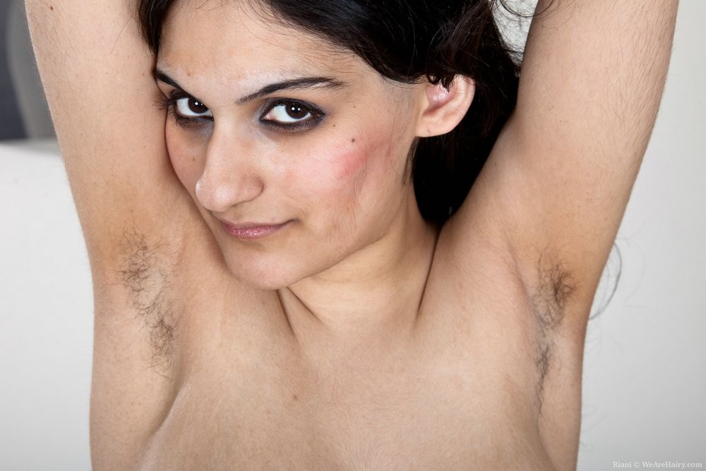 Hübsches haariges arabisches Mädchen Riani masturbiert
 #69725968