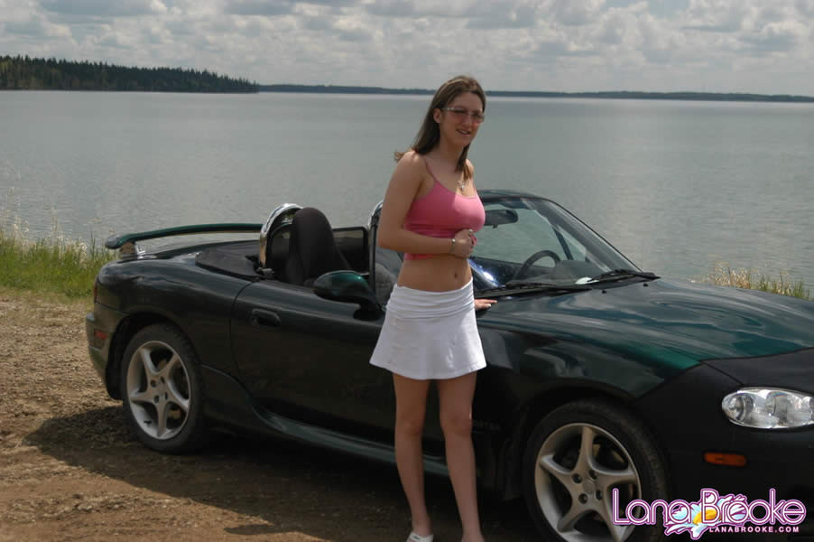 Joven morena con grandes tetas posa junto a un coche
 #75059299
