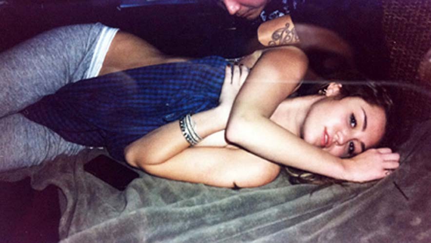 Miley cyrus liegt auf dem Bett und entblößt ihren sexy Körper in Unterwäsche
 #75287993