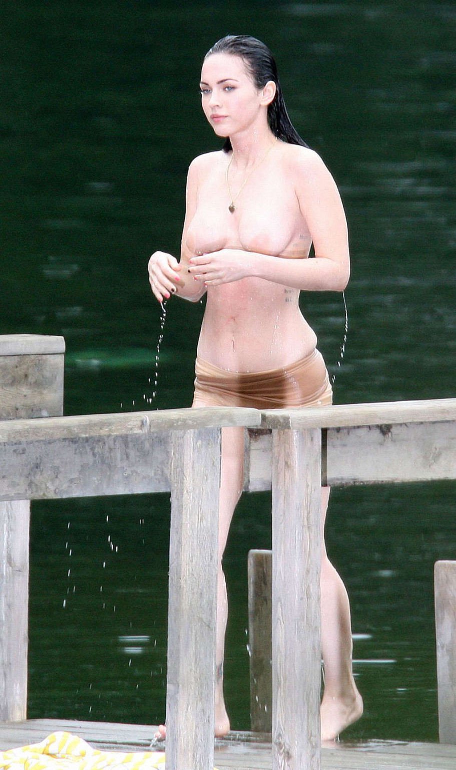 Megan Fox s'amusant sur un lac, seins nus, et montrant son corps sexy et chaud.
 #75363675