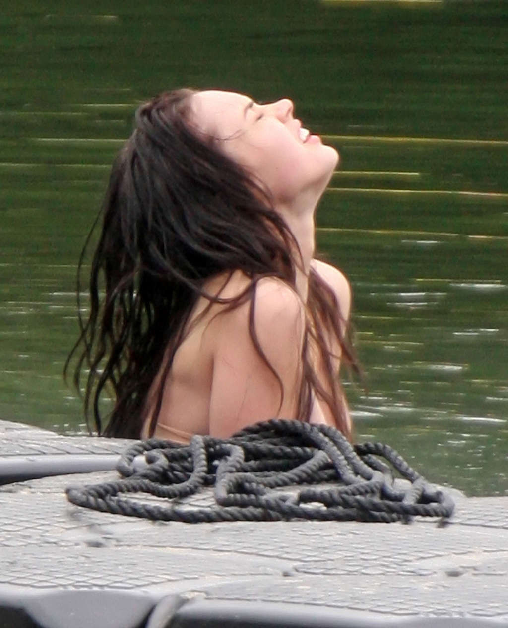Megan Fox s'amusant sur un lac, seins nus, et montrant son corps sexy et chaud.
 #75363699