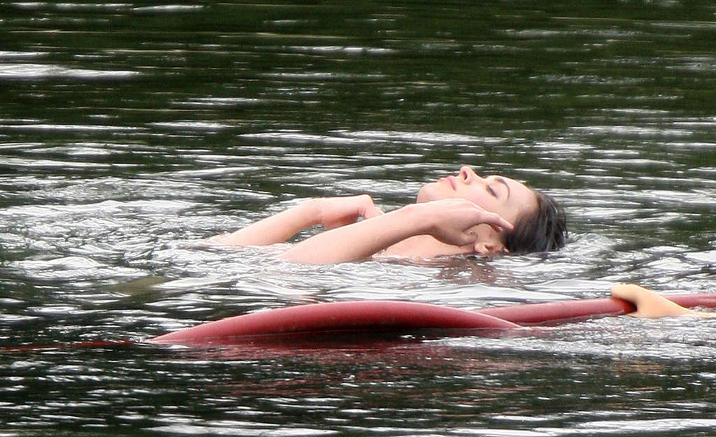 Megan Fox s'amusant sur un lac, seins nus, et montrant son corps sexy et chaud.
 #75363760