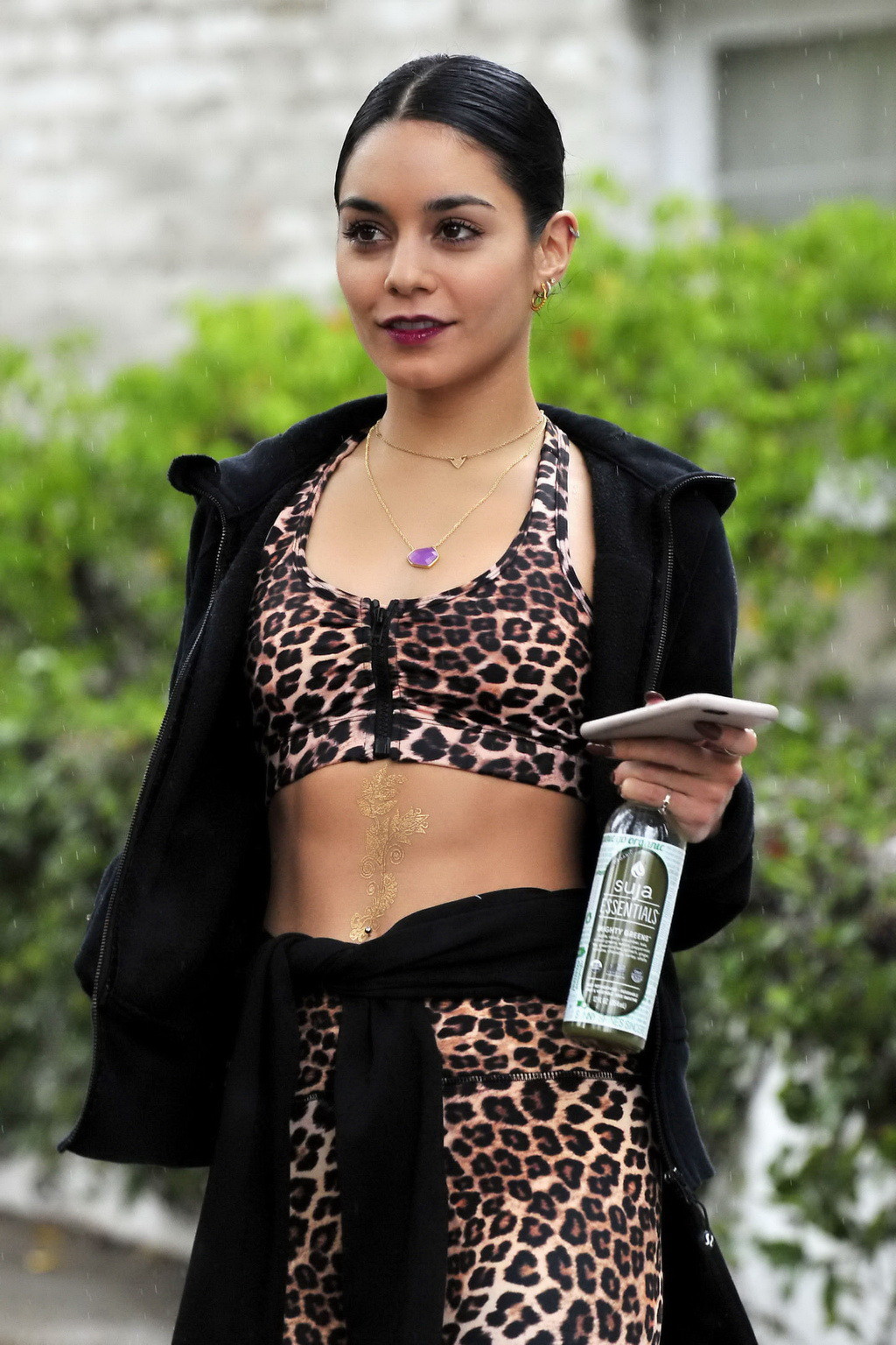Vanessa Hudgens sieht heiß aus in Leoparden-Print-Bauch-Top und Strumpfhose an einem regnerischen Tag o
 #75176604