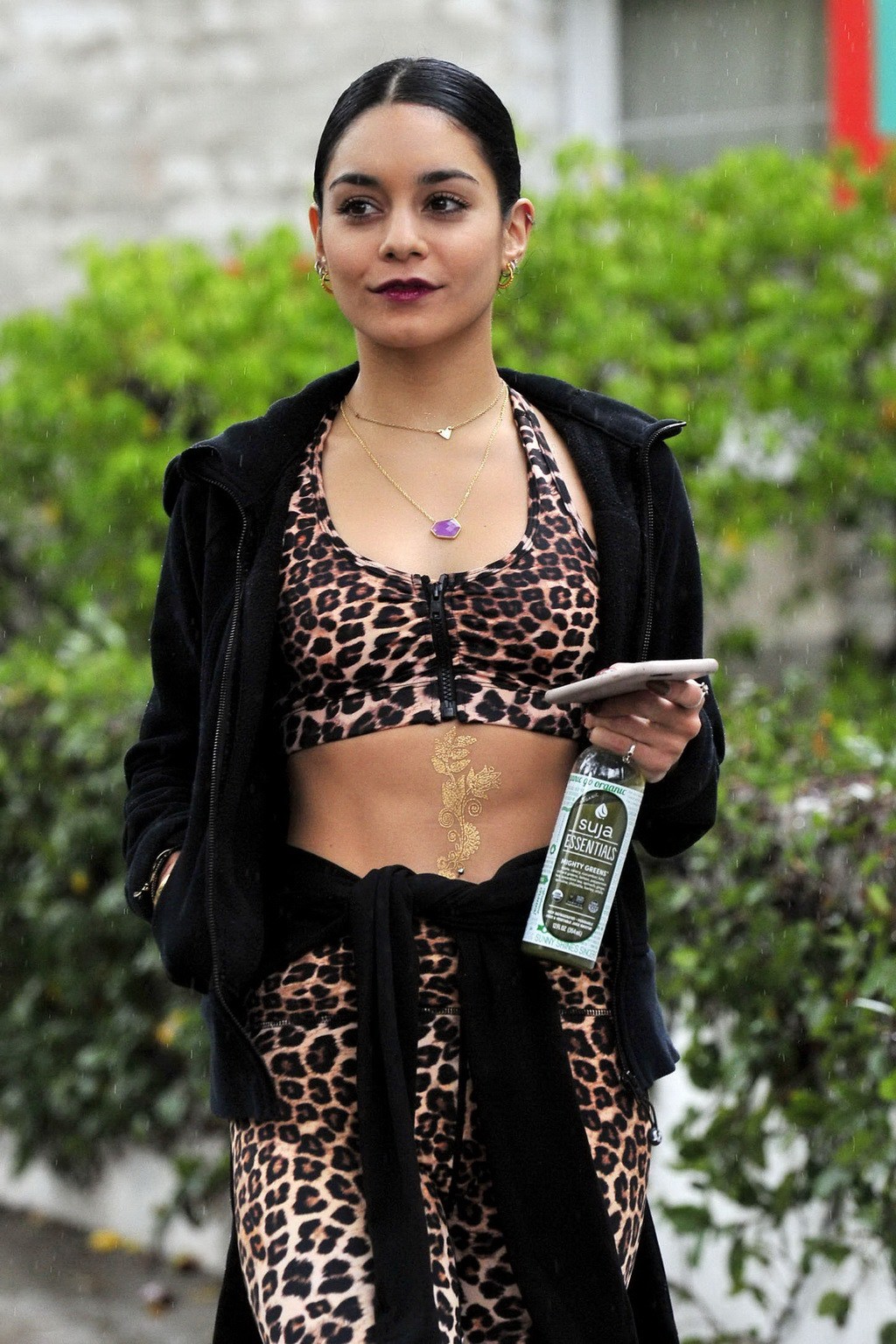 Vanessa Hudgens sieht heiß aus in Leoparden-Print-Bauch-Top und Strumpfhose an einem regnerischen Tag o
 #75176622