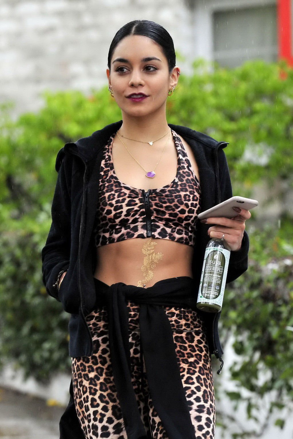 Vanessa Hudgens sieht heiß aus in Leoparden-Print-Bauch-Top und Strumpfhose an einem regnerischen Tag o
 #75176630