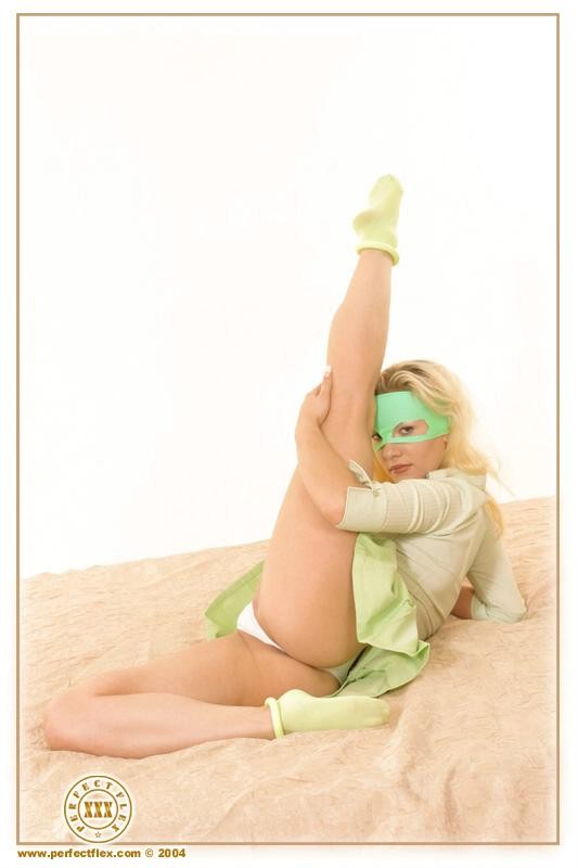 Bella ginnasta flessibile gioca con il suo giocattolo
 #76371701