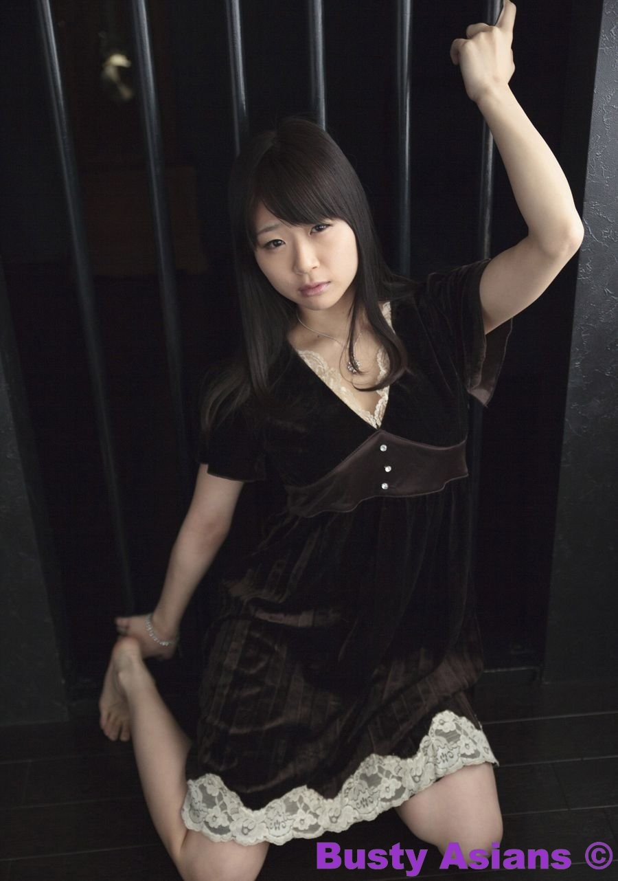 Modèle japonais à gros seins miduki momoko portant de la lingerie sensuelle
 #72980964