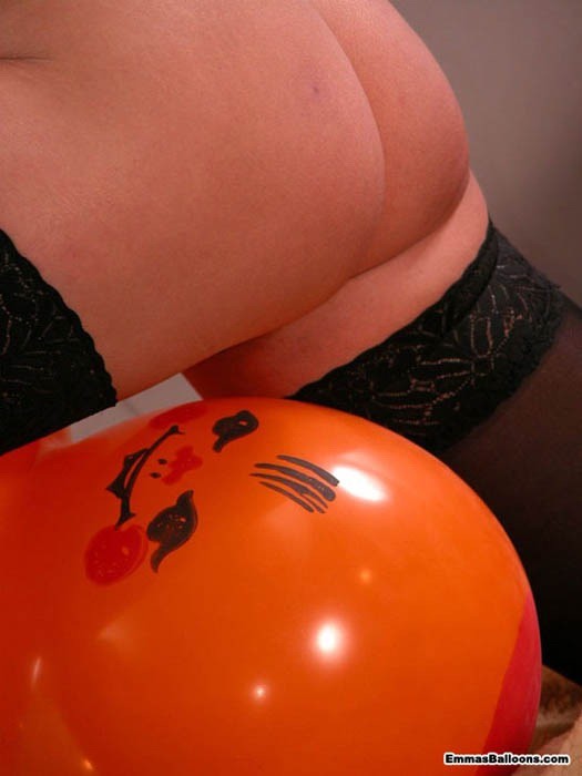 Rothaarige Babe spielt mit einem großen Ballon
 #76602812
