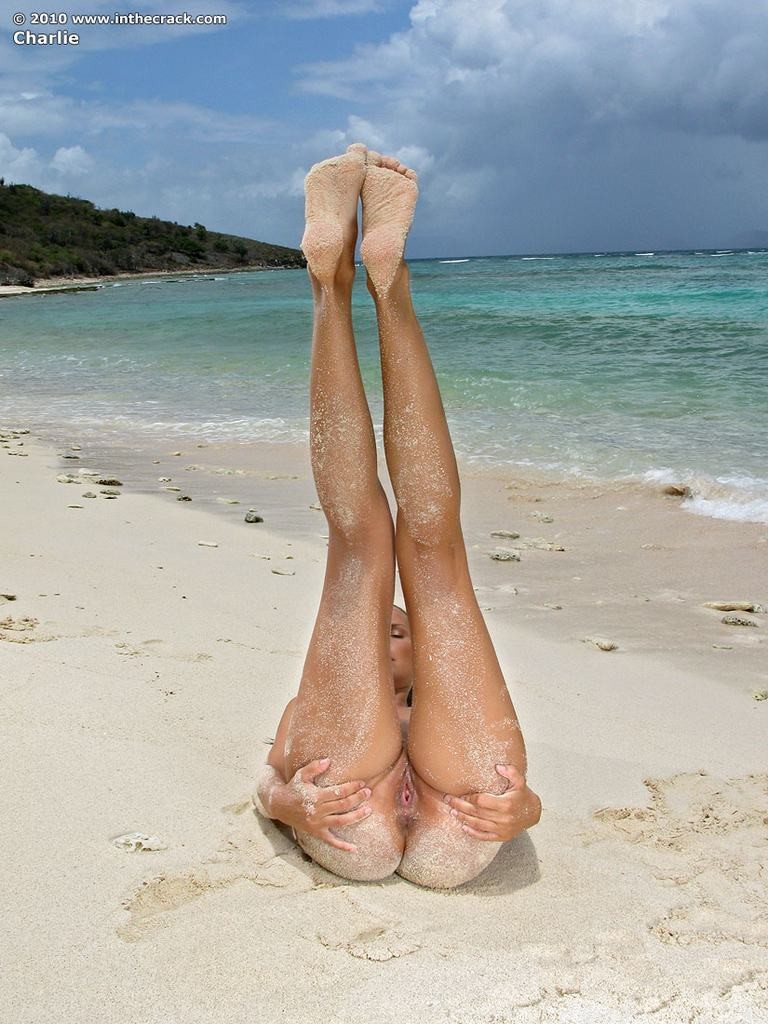 Süßes Babe breitet Sand bedeckt Arsch und Muschi Nahaufnahme am Strand
 #72305204