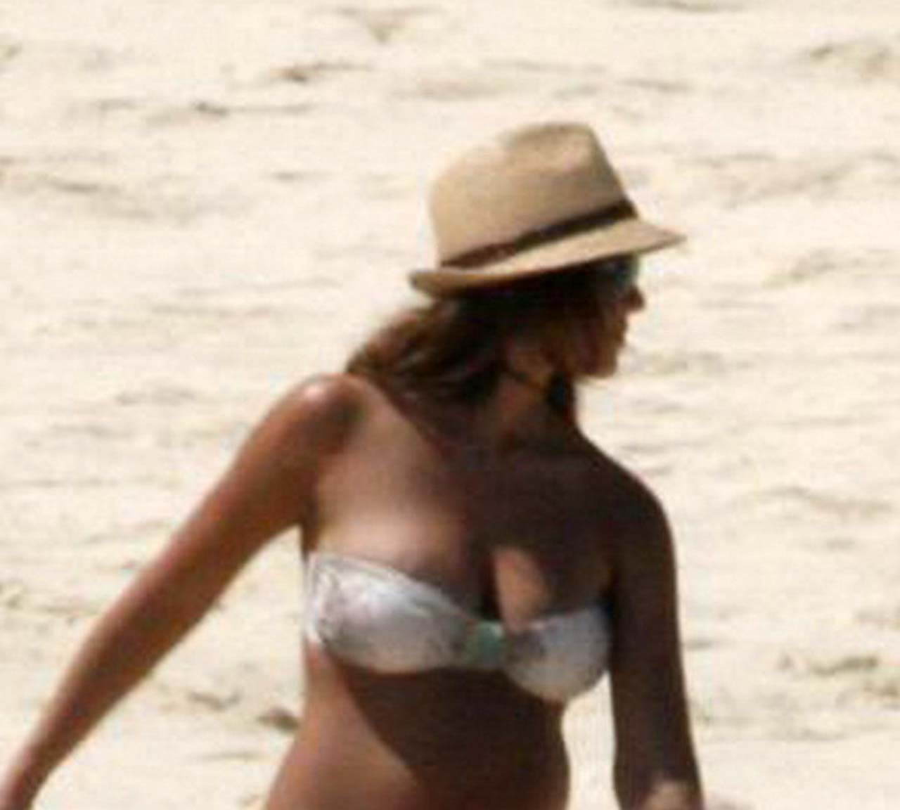 Jessica Alba exposing her sexy body and fucking huge boobs in bikini on beach #75304830