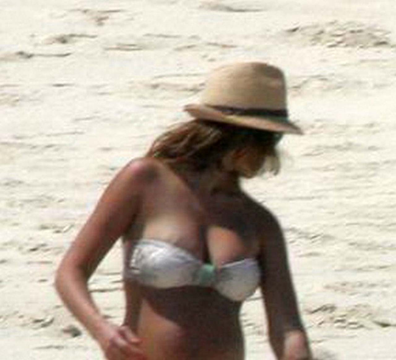 Jessica Alba exposing her sexy body and fucking huge boobs in bikini on beach #75304850