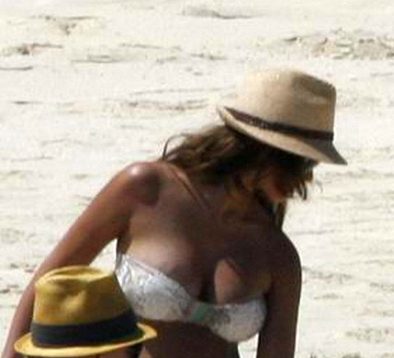 Jessica Alba exposing her sexy body and fucking huge boobs in bikini on beach #75304854