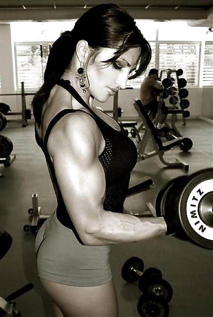 Bodybuilders femminili caldi che mostrano i loro muscoli
 #71016660