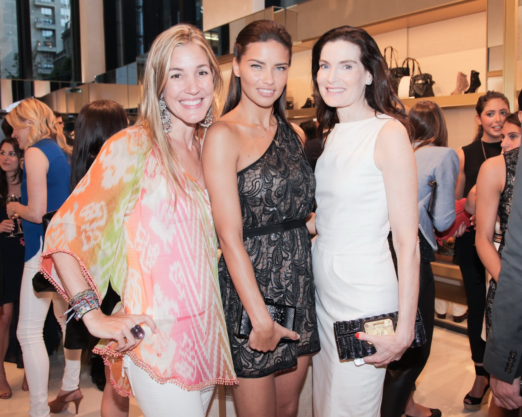 Adriana lima feiert ihren geburtstag im schwarzen transparenten minikleid im vc 
 #75228918