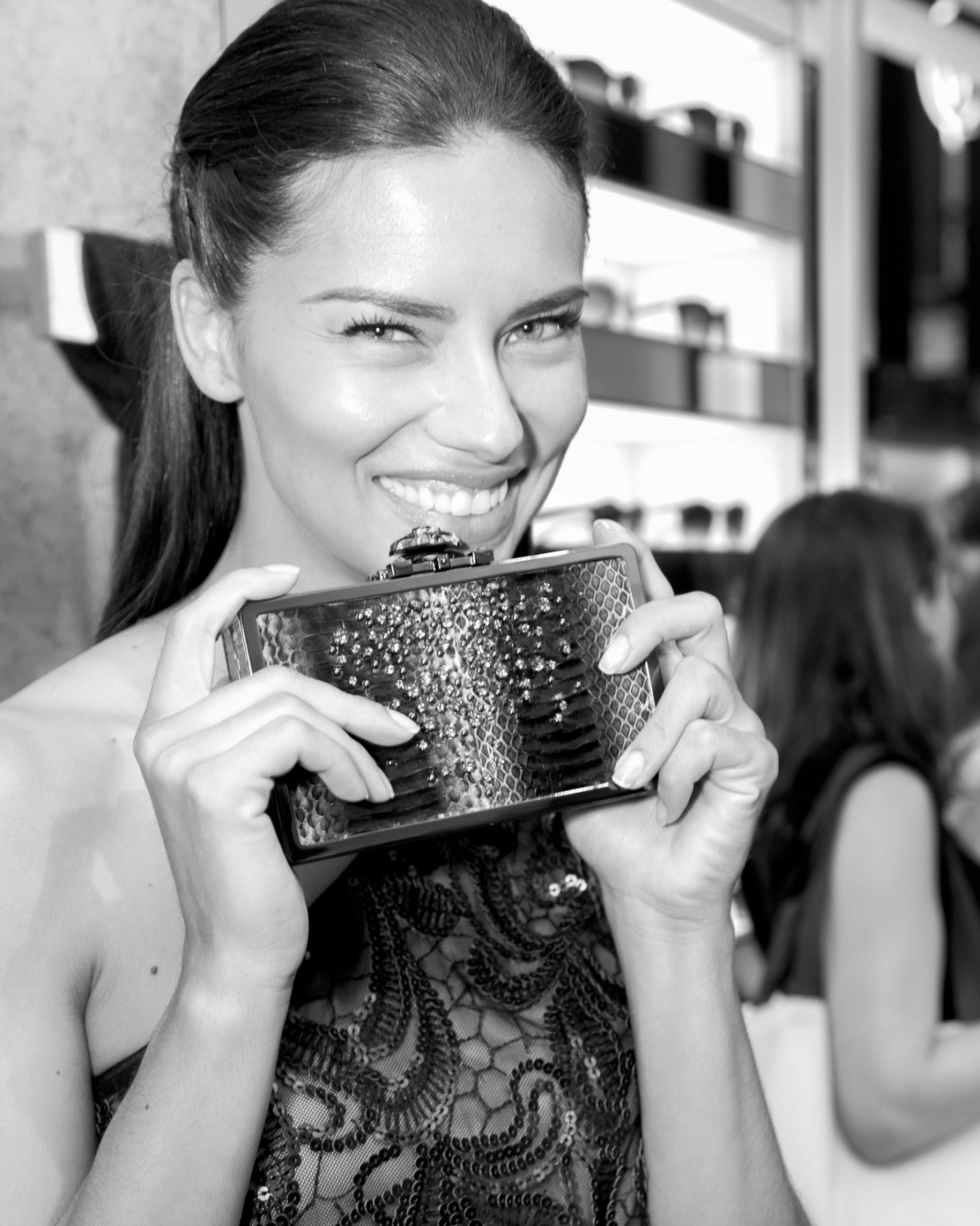 Adriana lima che celebra il suo compleanno in mini abito nero trasparente al vc 
 #75229039