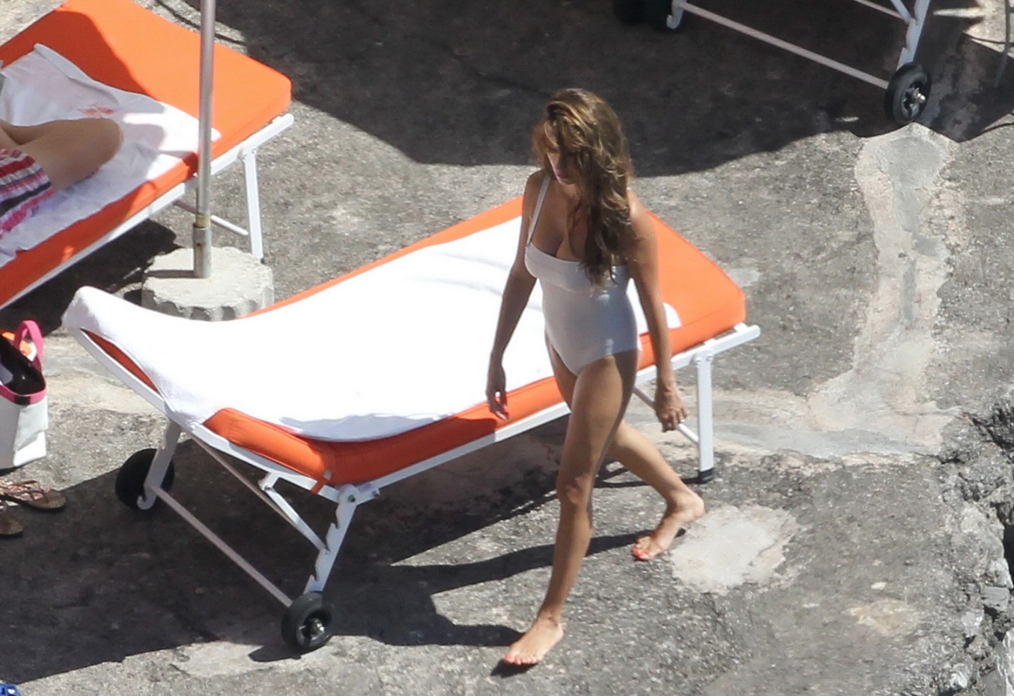 Penelope cruz montre ses courbes dans un maillot de bain blanc sexy.
 #75293777