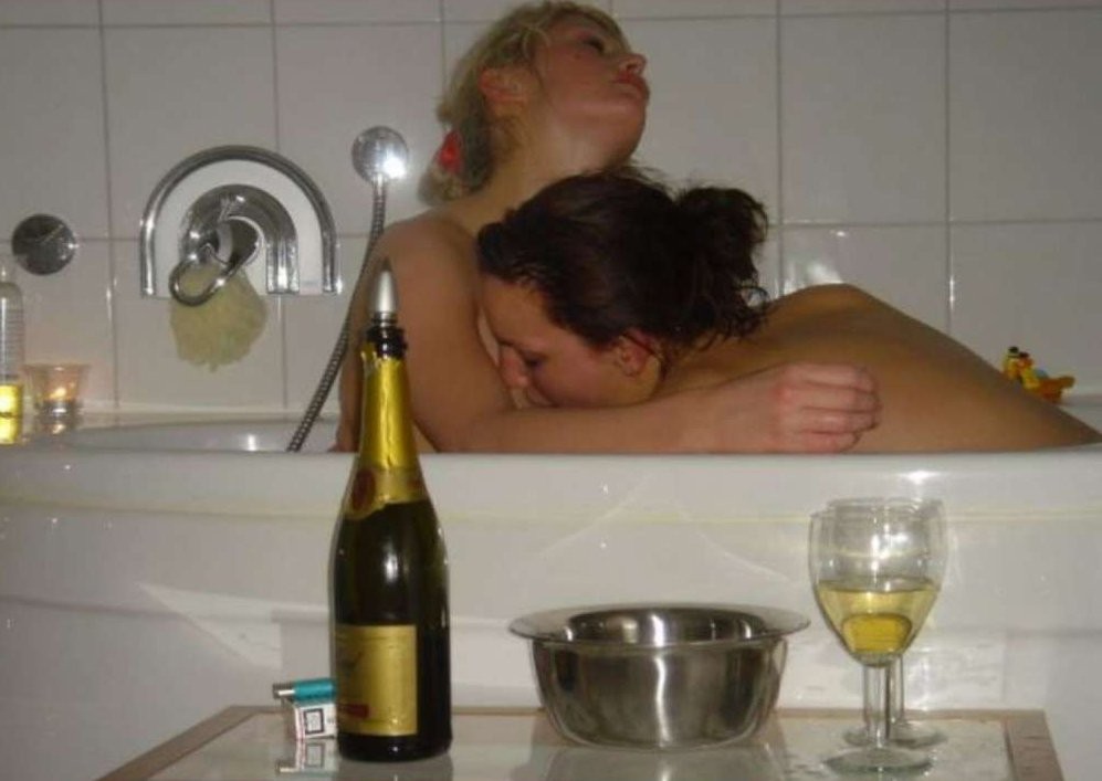 Glückliche betrunkene Lesben lecken leckere rosa Muschis
 #76397321