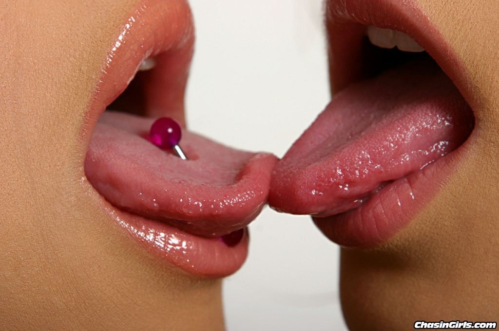 Carli Banks befeuchten ihre lesbischen Muschis mit ihren Zungen
 #78264366