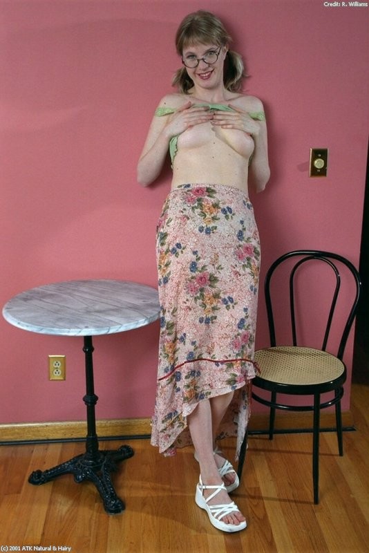 Helecho culo peludo muestra su culo pálido partes traviesas
 #77265678