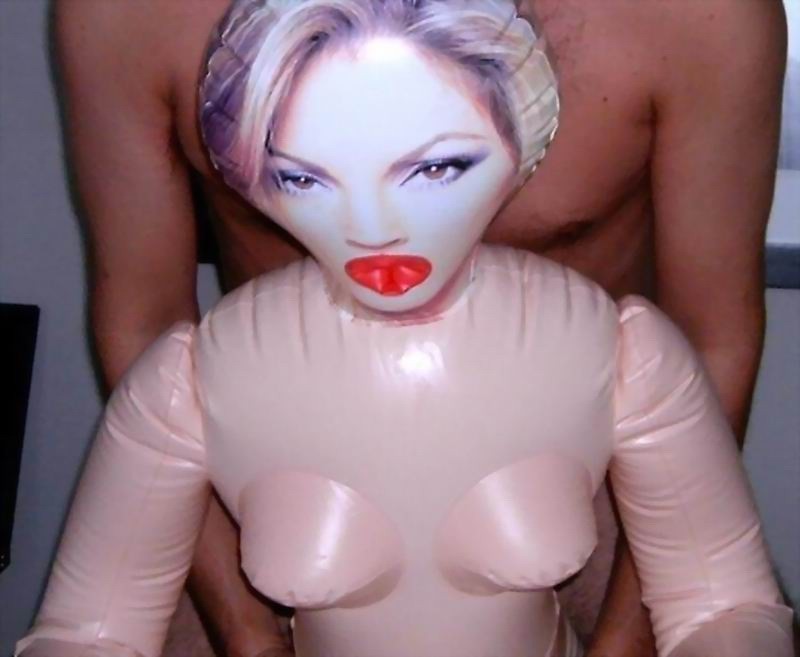 Sexe pervers avec une vraie poupée
 #73231479