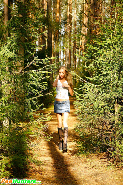 森の道で小便をする金髪の小娘
 #78692664