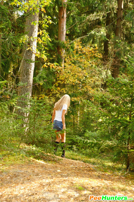 Gattina bionda con corpo splendido piscia sul sentiero della foresta
 #78692747